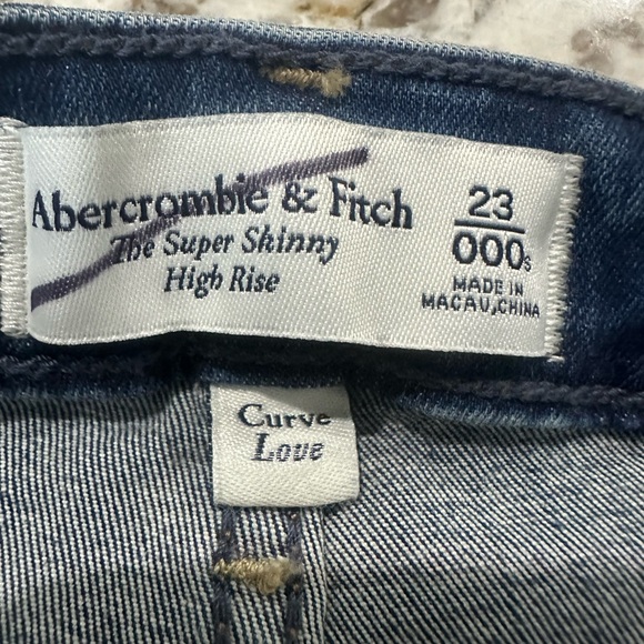 Abercrombie and fitch, NWT women’s distressed jeans, 23-000 - Picture 5 of 6